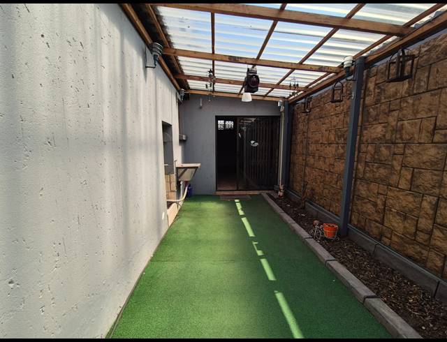 3 BEDROOM TOWNHOUSE FOR SALE IN VANDERBIJLPARK SE 2